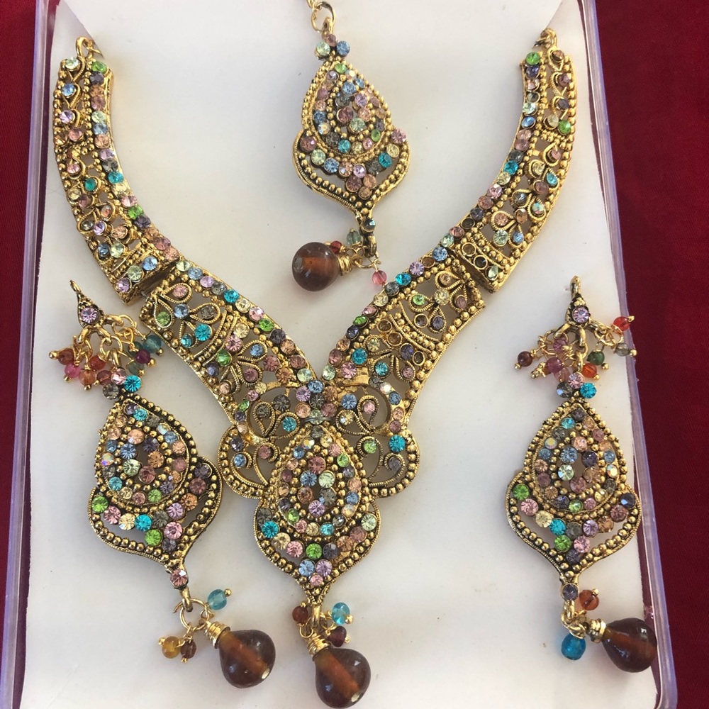 Host pick ❤️‍🔥❤️‍🔥 NWT Indian Bollywood bridal stone studded choker set